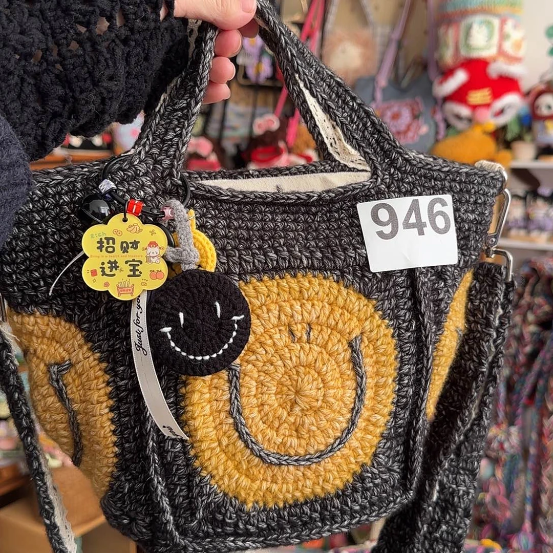 织物沁柔线笑脸包加挂件