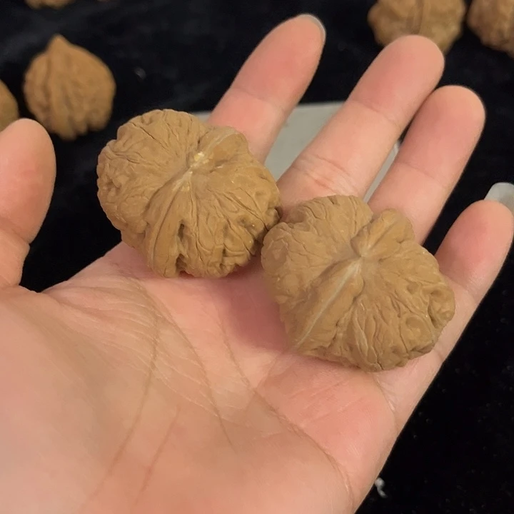 文玩核桃把件边38肚42左右微瑕元宝，编号004
