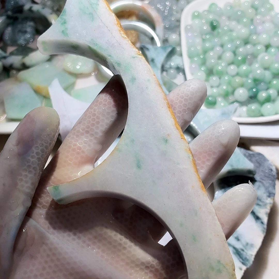 翡翠未镶嵌颈饰边角料
