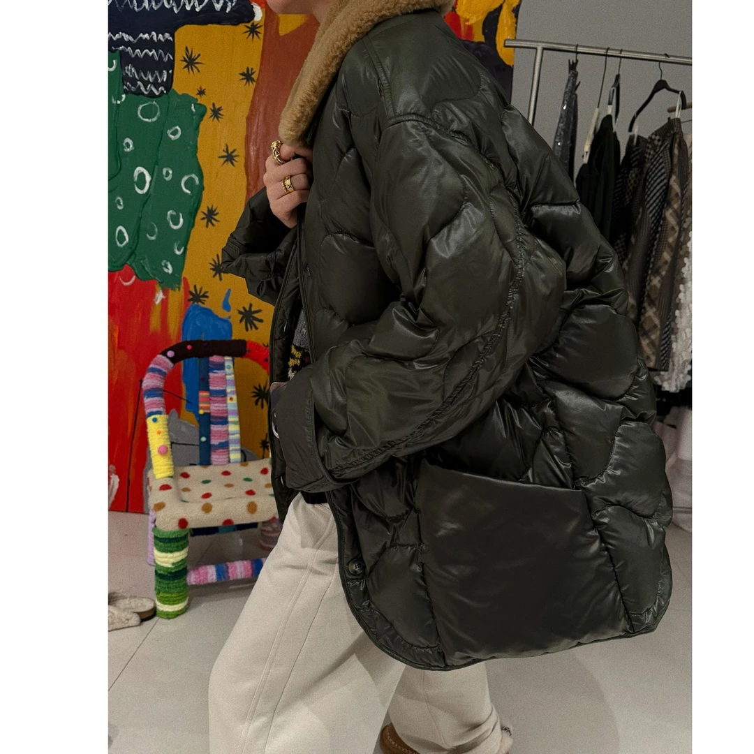 仿羊皮领菱形格纹羽绒军绿外套 J24W583