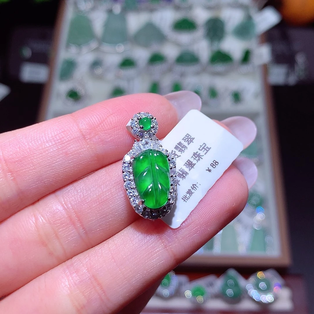 翡翠未镶嵌颈饰姚**?翡翠