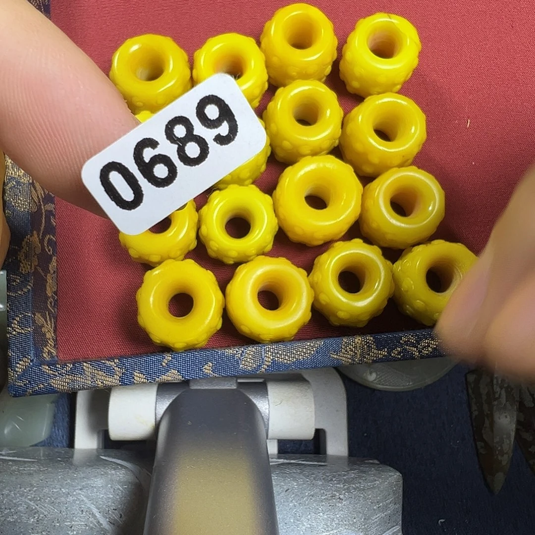 上***水和田玉（黄玉）未镶嵌颈饰