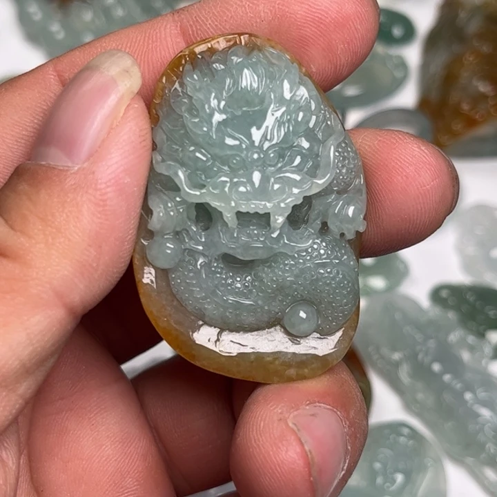 翡翠未镶嵌颈饰龙