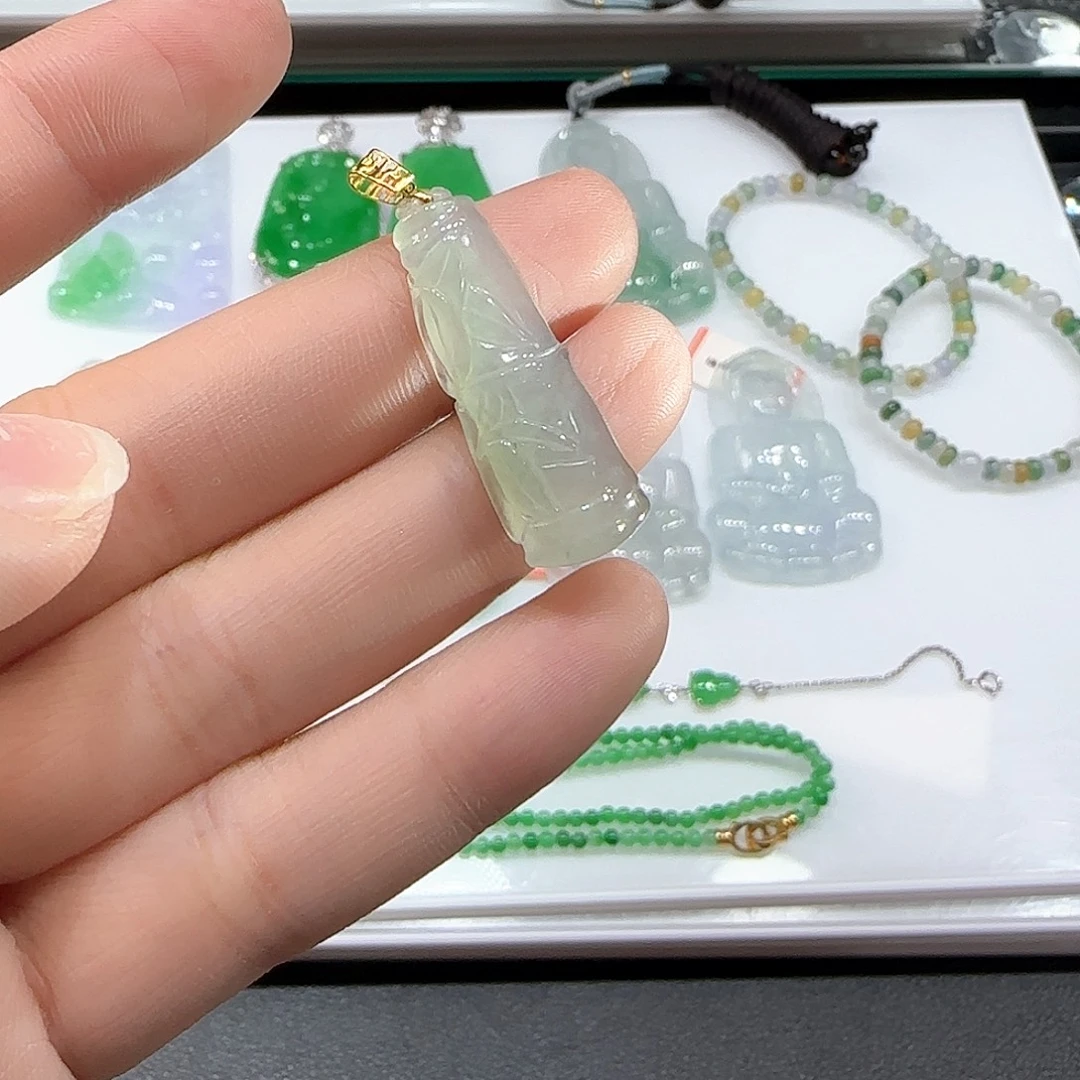 翡翠未镶嵌颈饰竹节