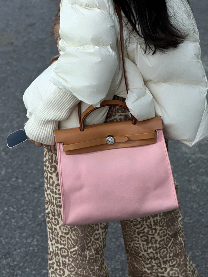95新 Hermes/爱马仕 爱马仕herbag 31樱花粉拼金棕手提斜挎包 T刻