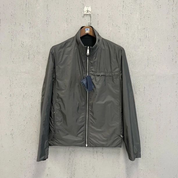未使用 Prada/普拉达 prada水泥灰黑色双面穿红标尼龙夹克52码