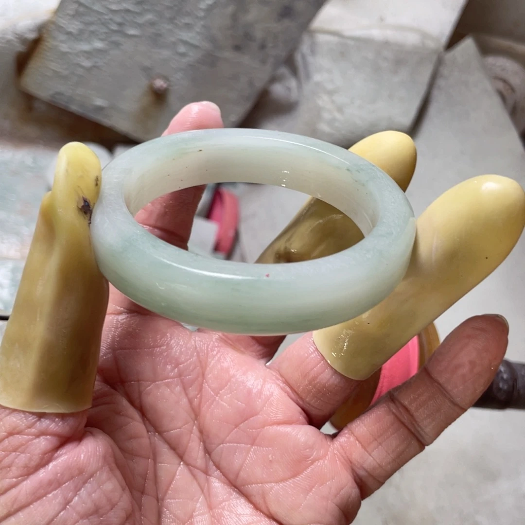 贺***哥石英质玉（天山翠）手镯未镶嵌定制