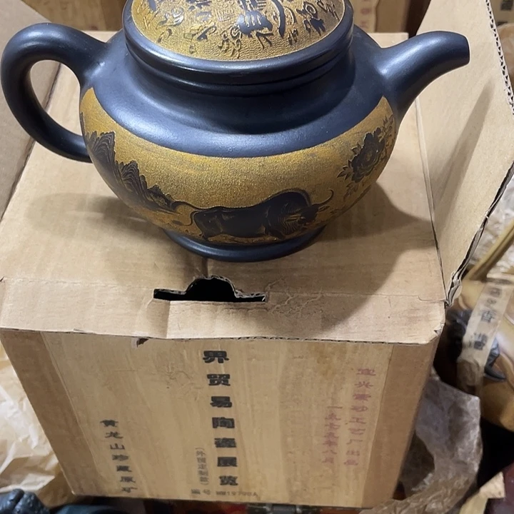 茶壶紫砂原矿泥料，手工制作的一把紫砂壶。