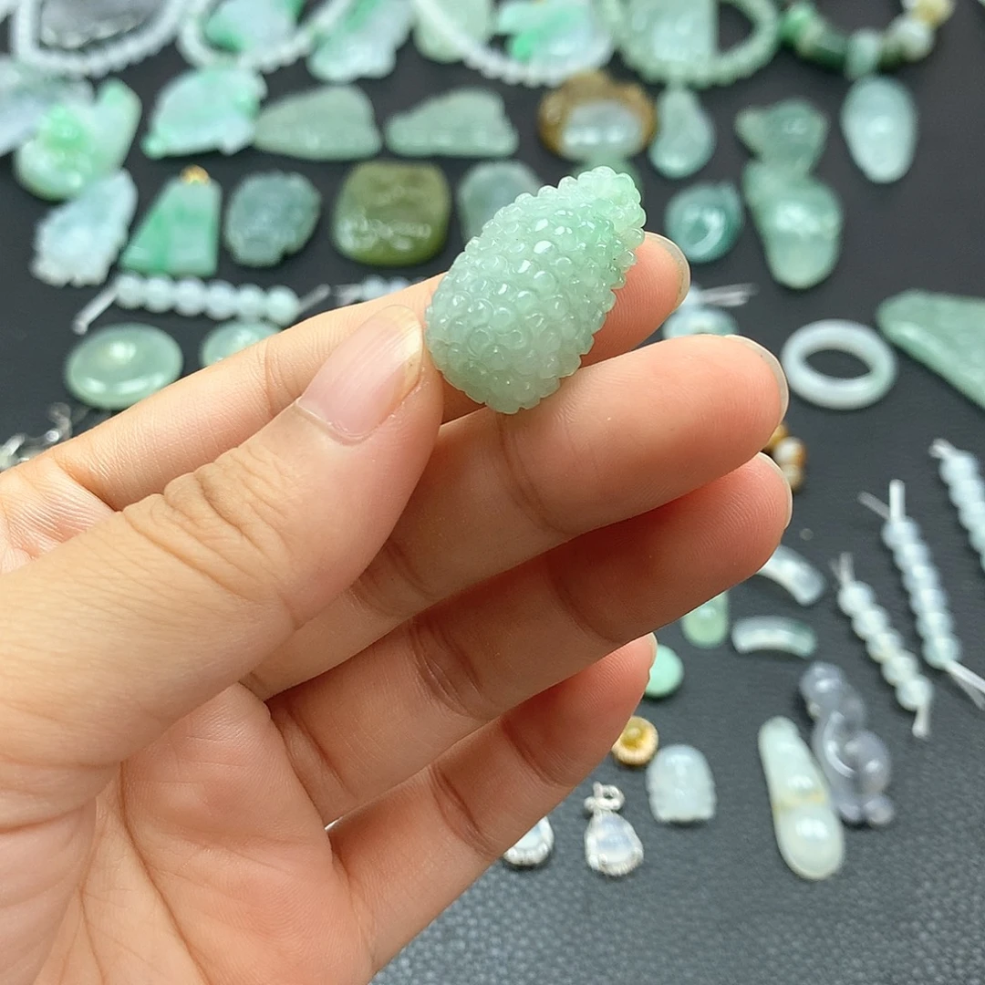 翡翠未镶嵌颈饰葡萄