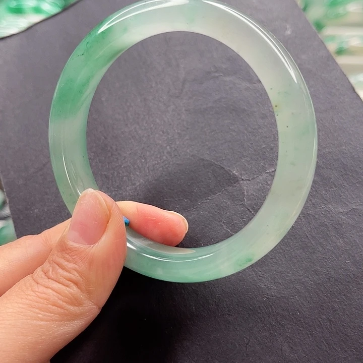 未镶嵌手镯石英质玉