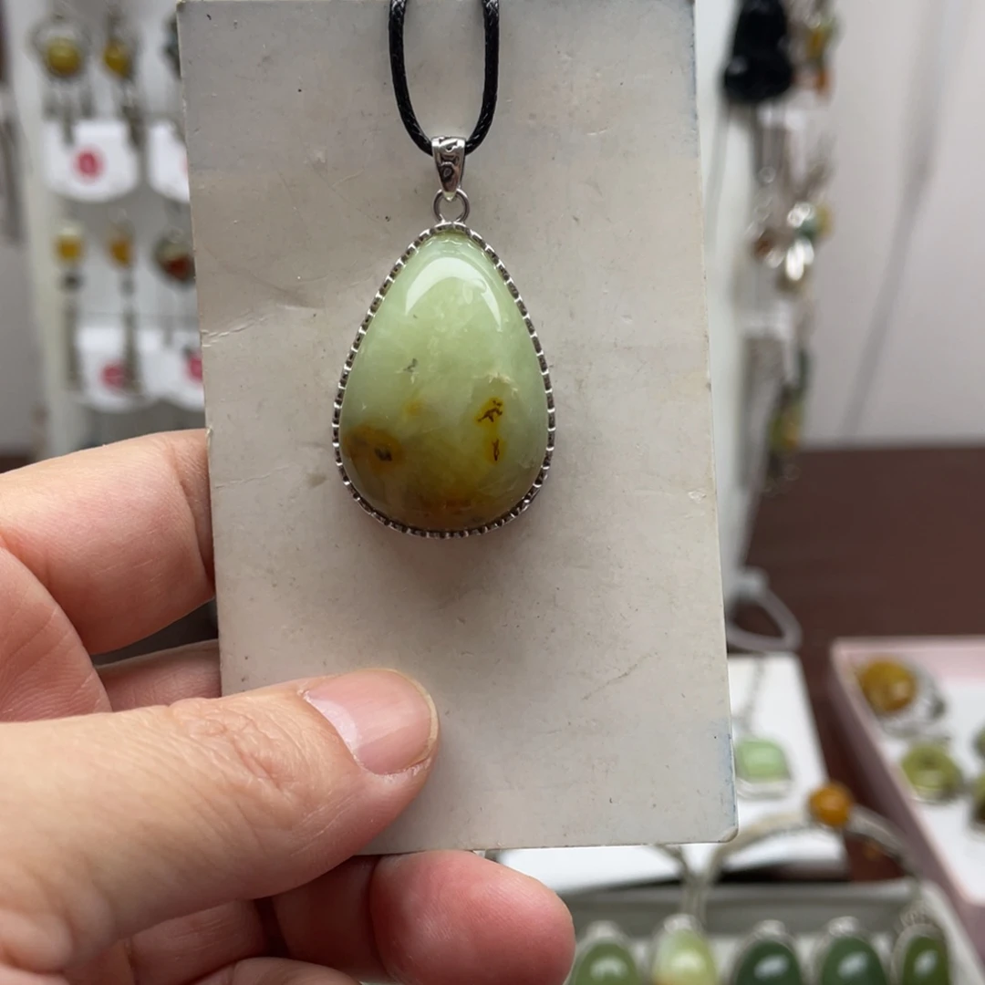 蛇纹石玉未镶嵌吊坠