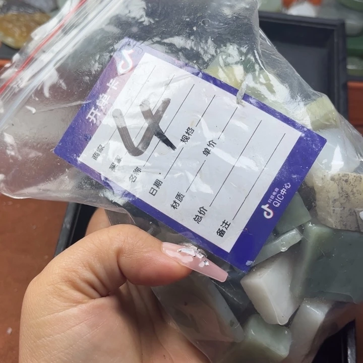 南***笋和田玉未镶嵌珠宝奇石