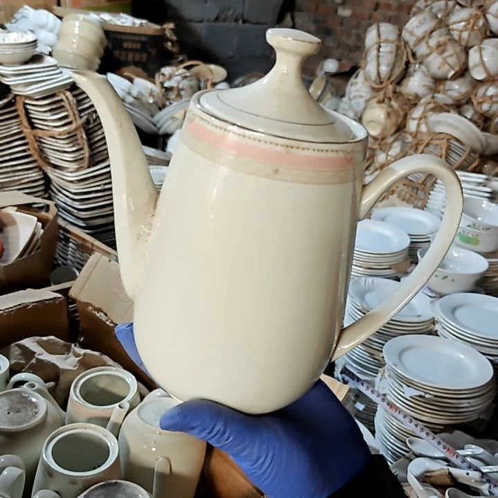 摆件盘子碗茶壶啥都有