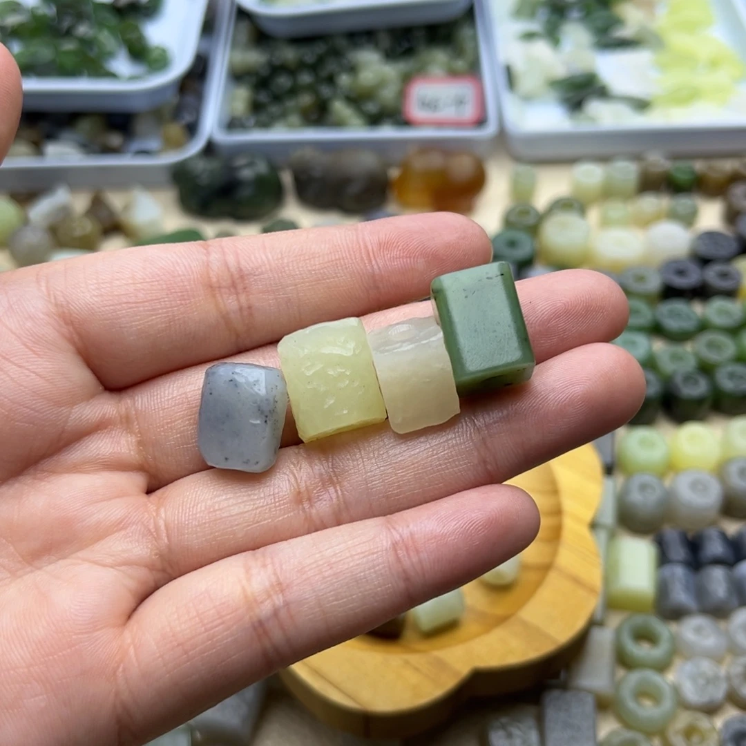 淡***初颈饰未镶嵌和田玉