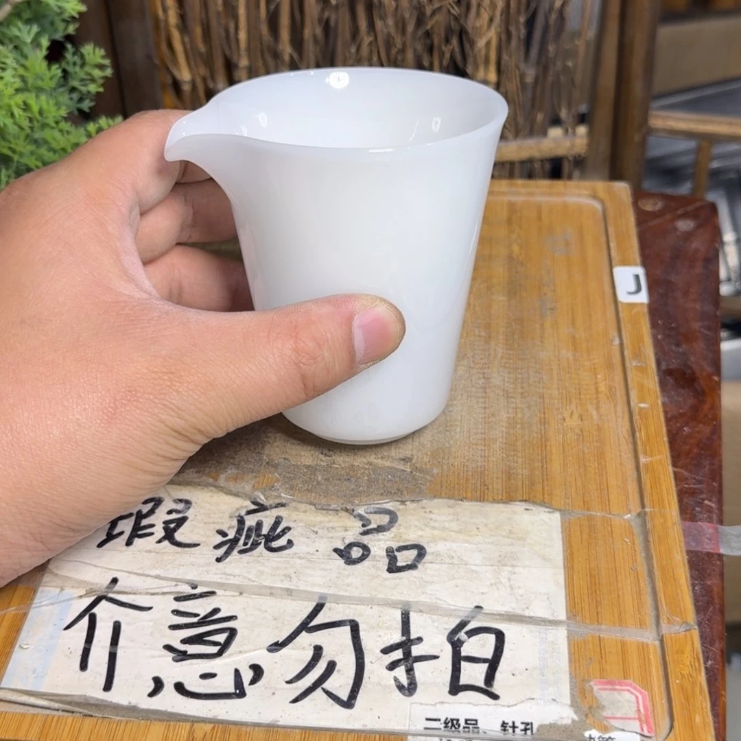 微瑕疵介意勿拍陶瓷器皿K178亮光，略有微瑕疵，无缺口