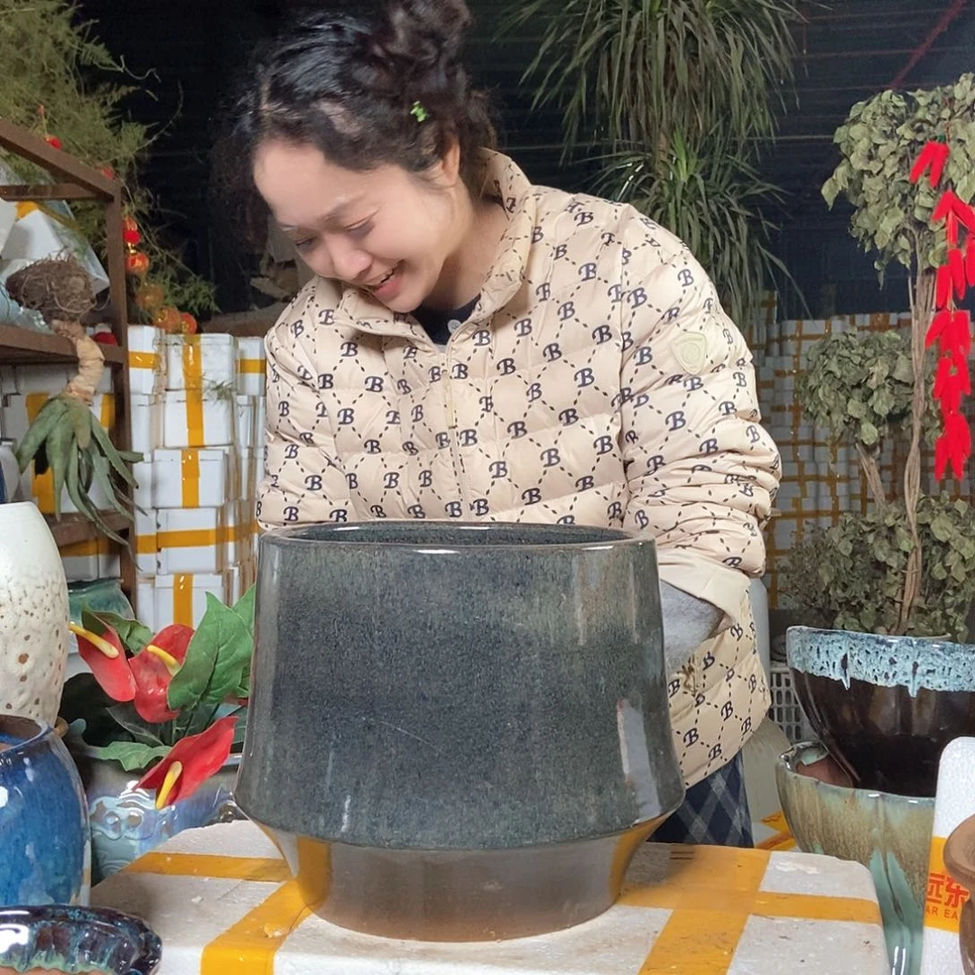 无铅玻璃花盆里栽松了