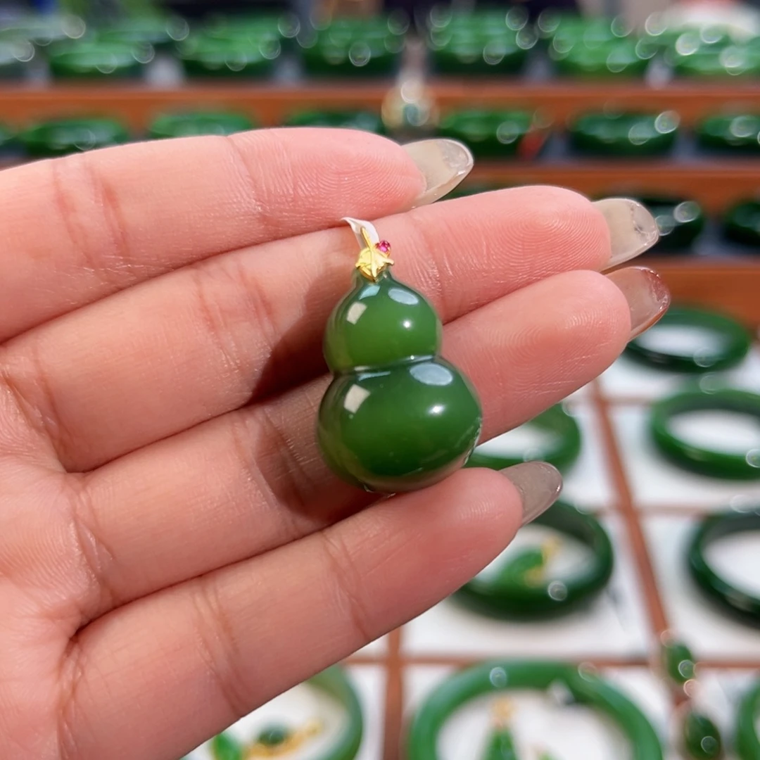 颈饰18K金镶嵌和田玉葫芦吊坠