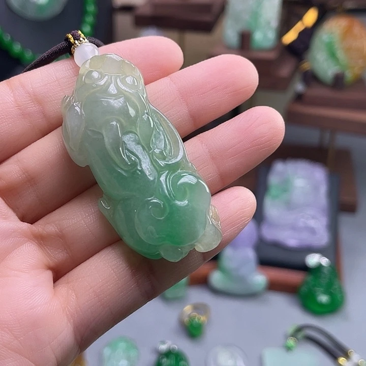 翡翠未镶嵌吊坠(赠链)