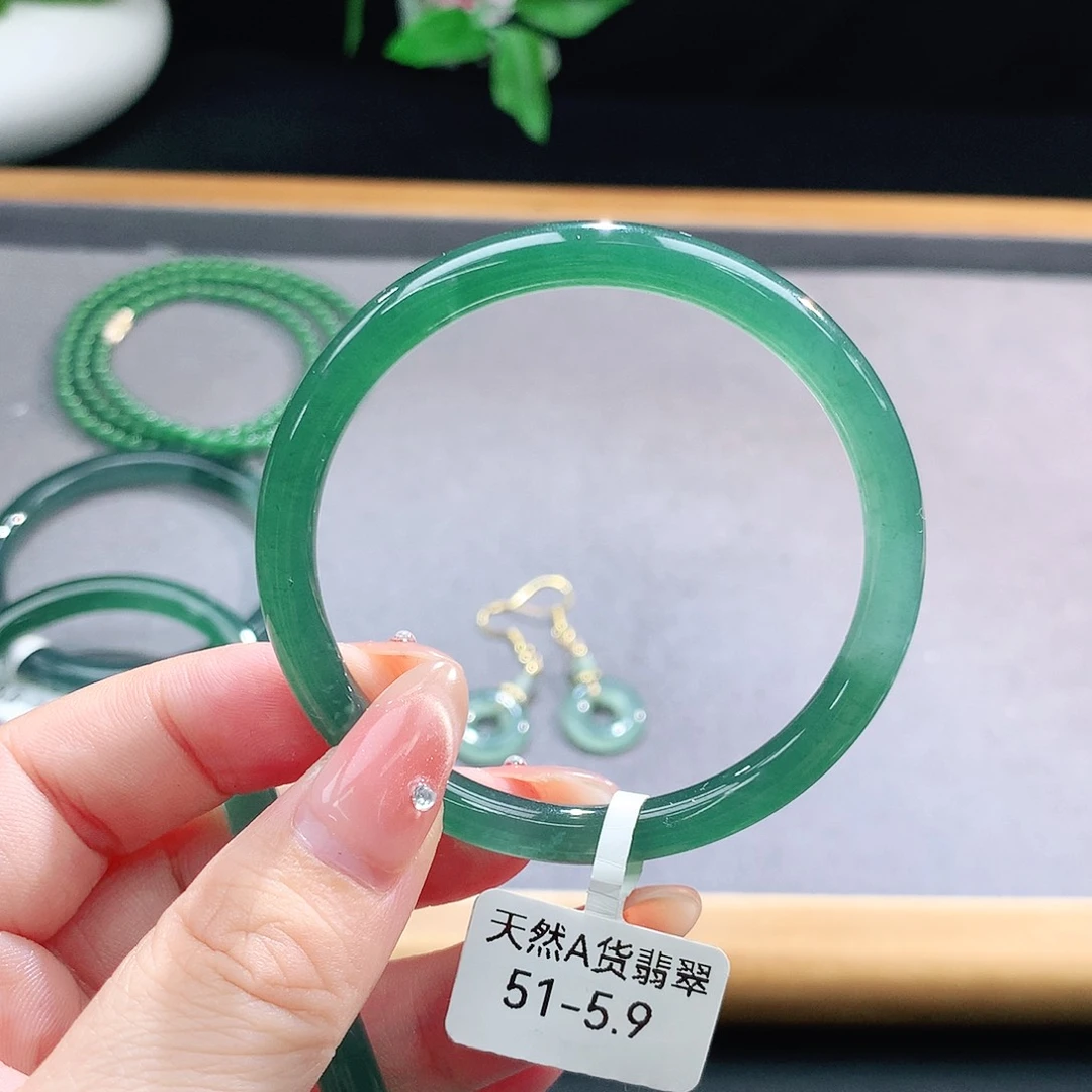 未镶嵌手镯（圆镯）翡翠