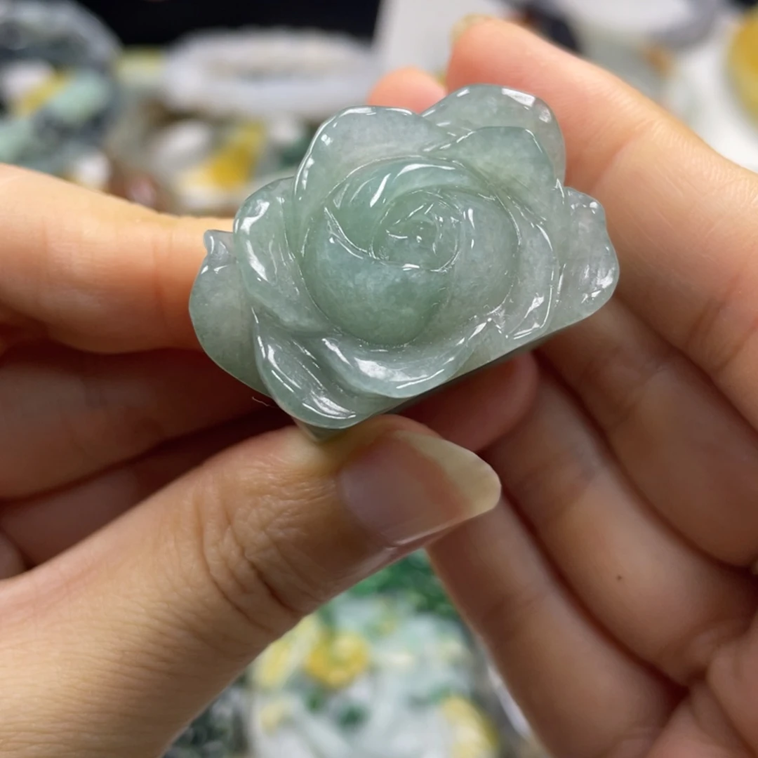 丽***姐翡翠未镶嵌颈饰牌子