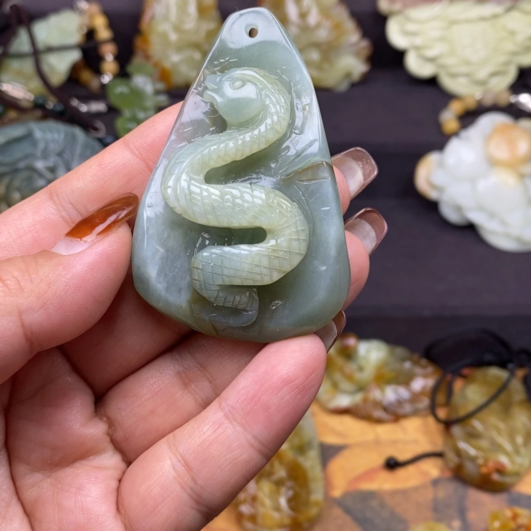 蛇纹石玉颈饰未镶嵌