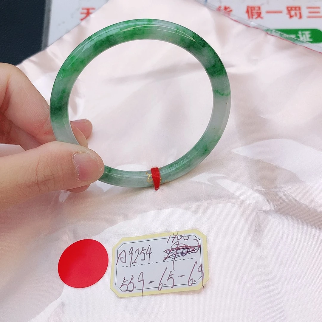 翡翠手镯未镶嵌翡翠