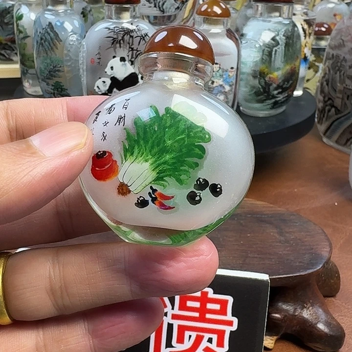 鼻烟壶内画白菜图