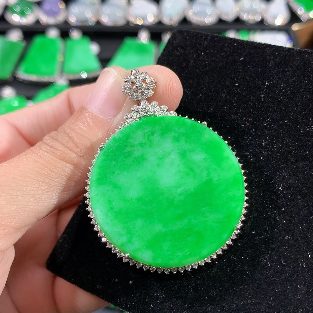 翡翠18K金镶嵌颈饰