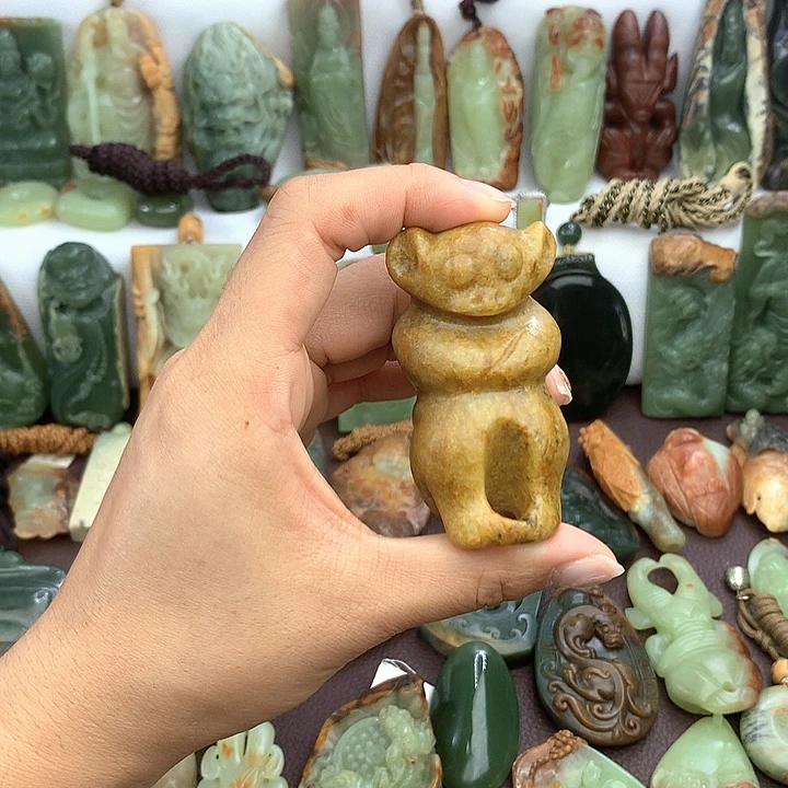 未镶嵌岫岩河磨玉（透闪石质玉）把件