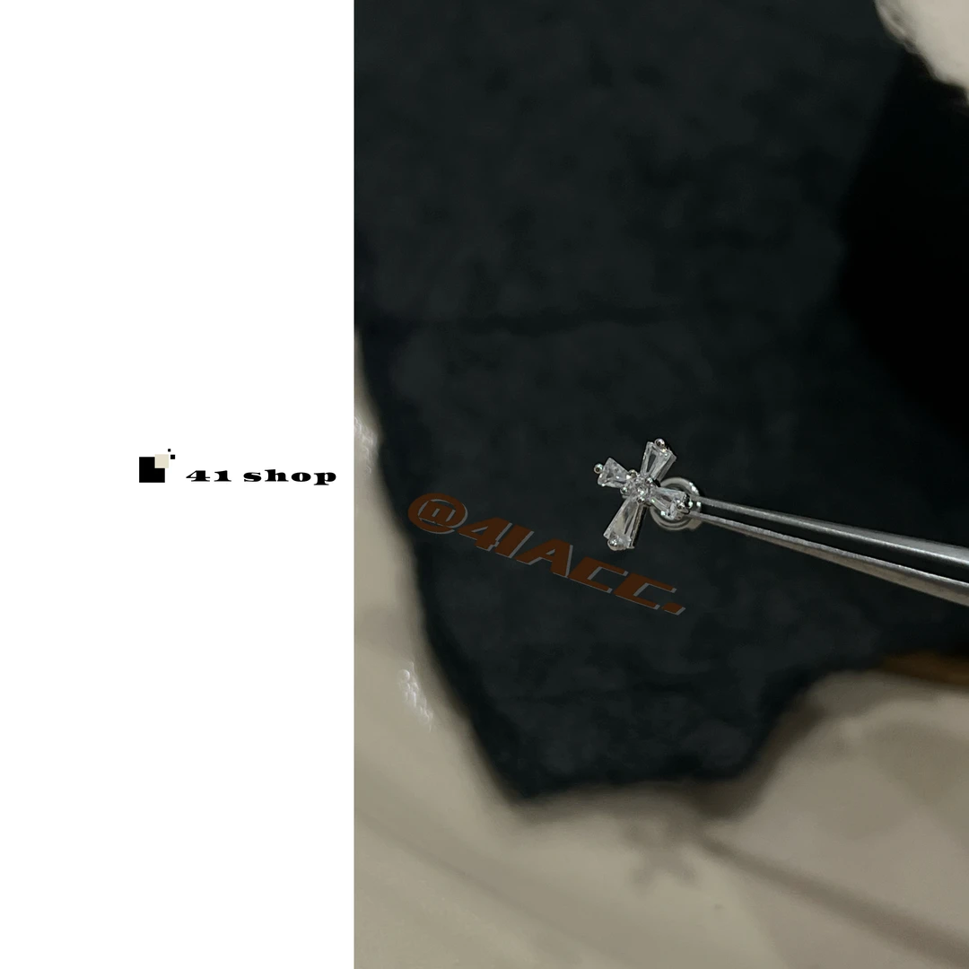 钛钢锆石耳饰 A439   上班族日常通勤白色十字锆石耳骨钉（单只）