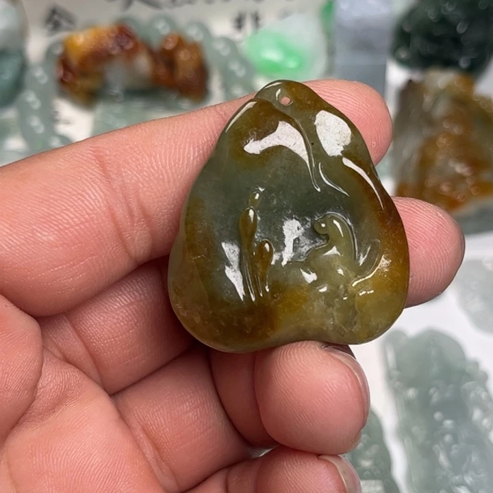 翡翠未镶嵌颈饰悟道