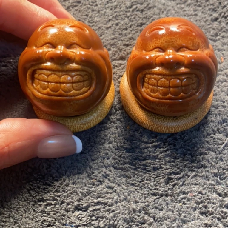 橄榄核雕刻大呲花一对