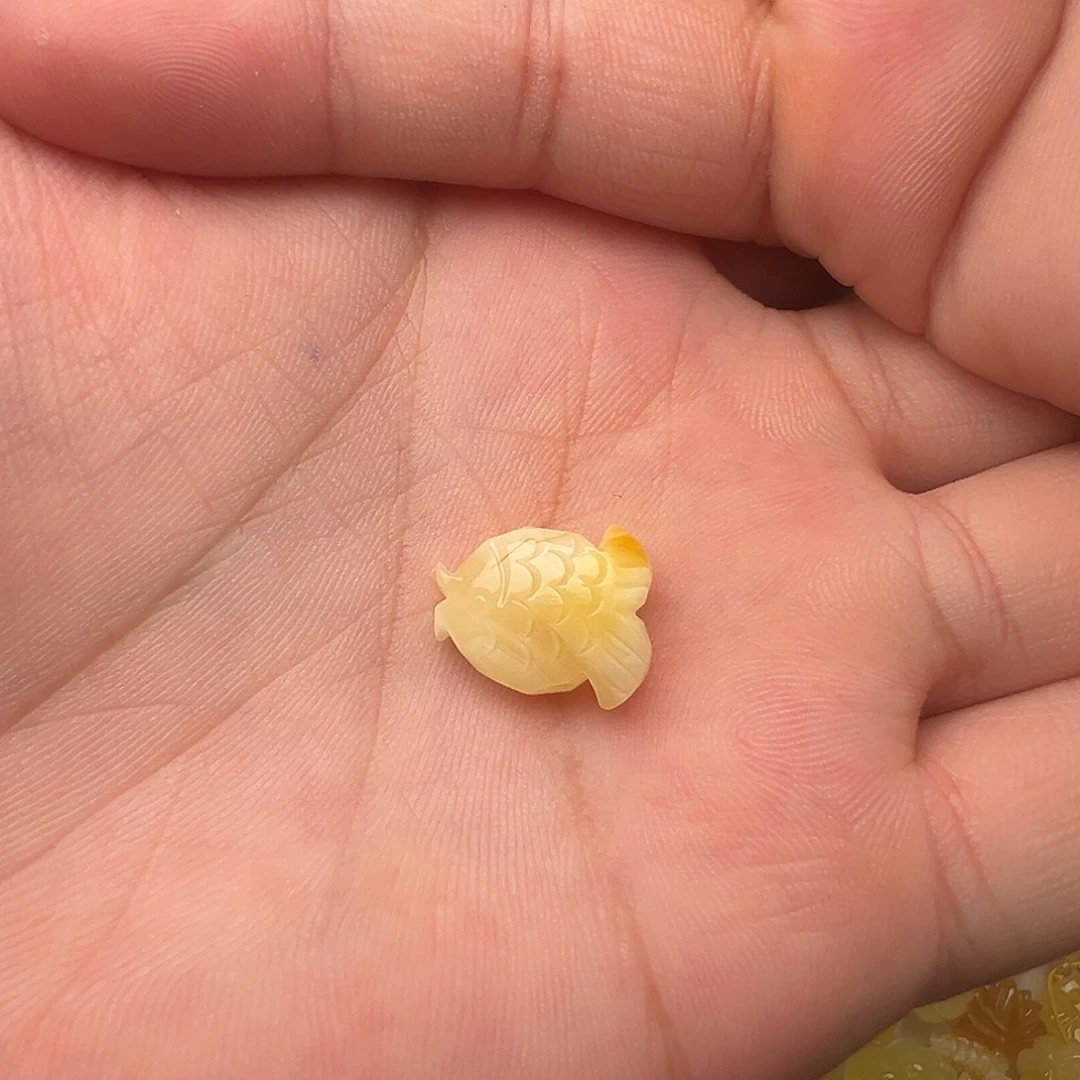 蜜蜡未镶嵌颈饰小鱼提溜