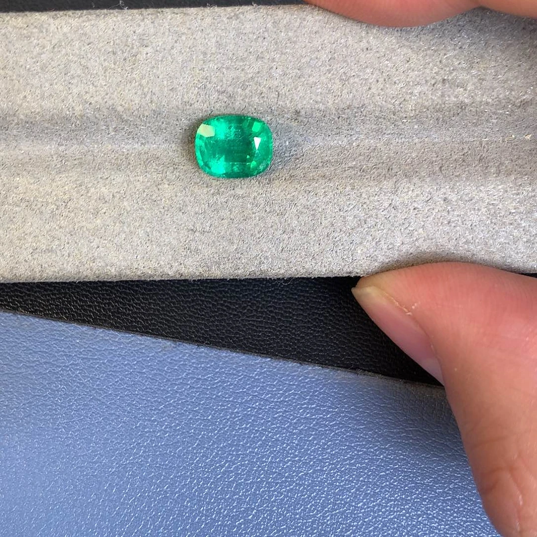 裸石未镶嵌祖母绿1.6卡 赞比亚 vvg