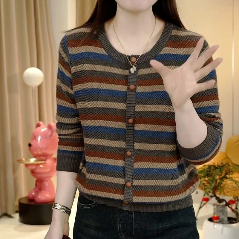 减龄休闲圆领拼色彩条软糯细针织针织衫2025春季年轻妈妈装毛衣女