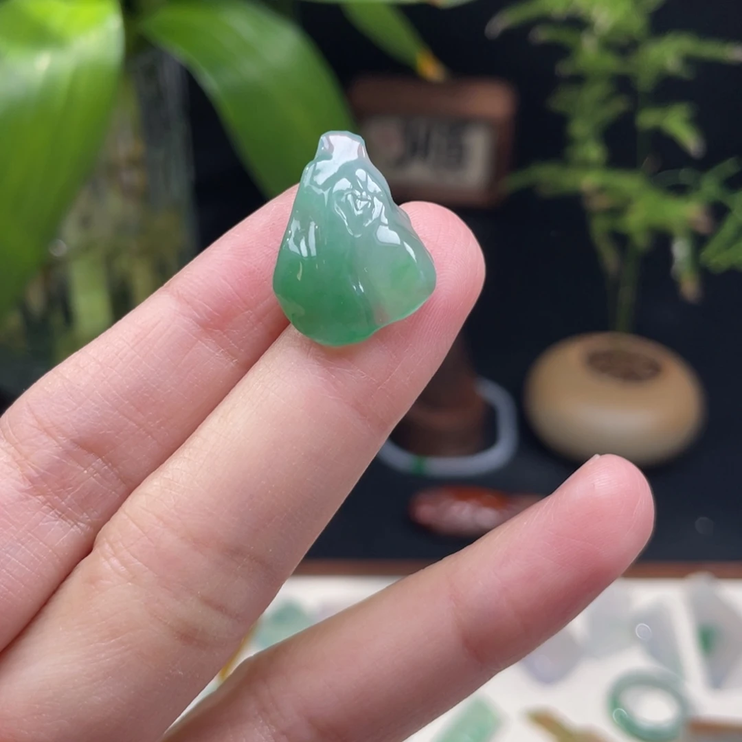 翡翠未镶嵌颈饰莲蓬挂饰