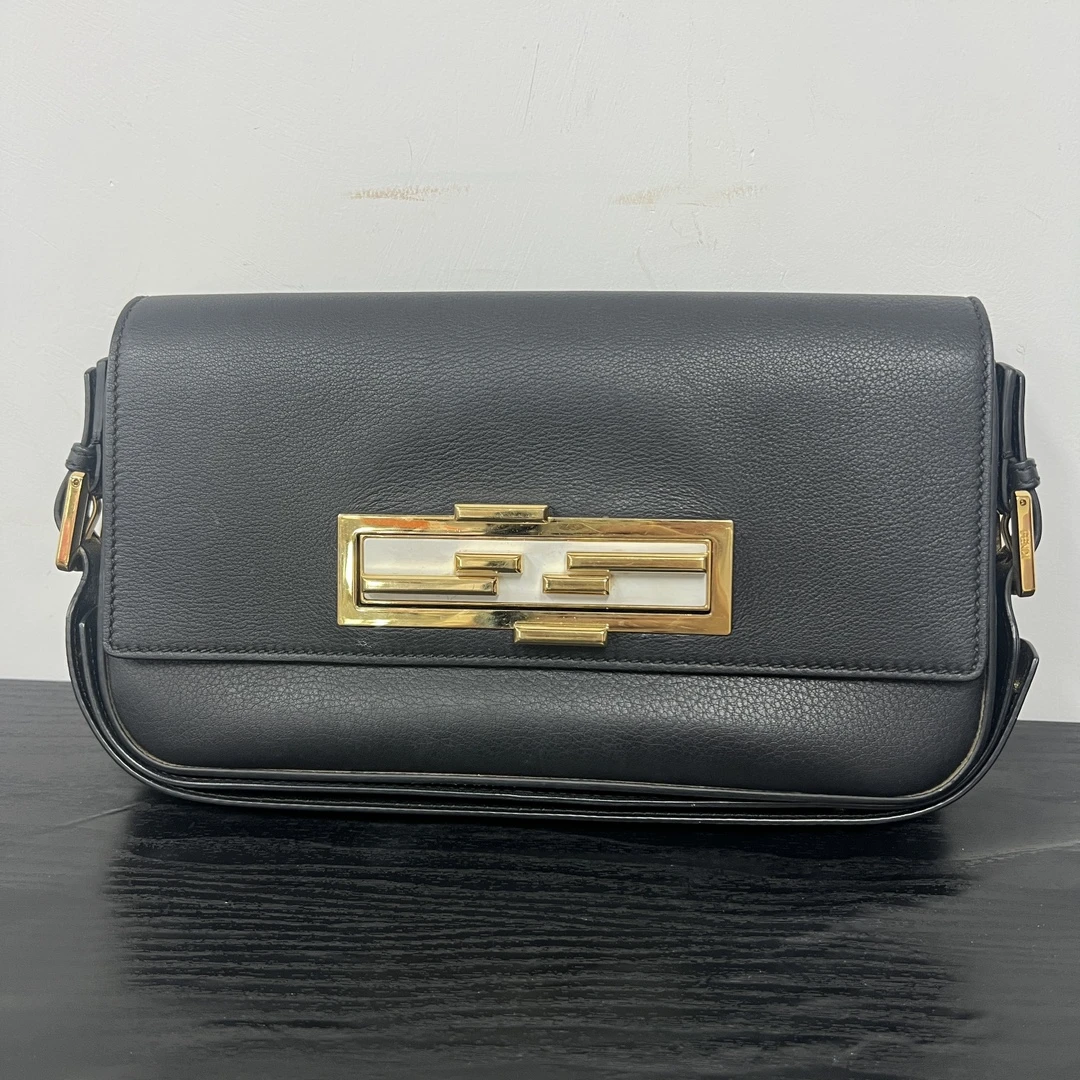 95新 FENDI/芬迪 黑色旋转金 扣开合法棍单肩斜挎包 41612