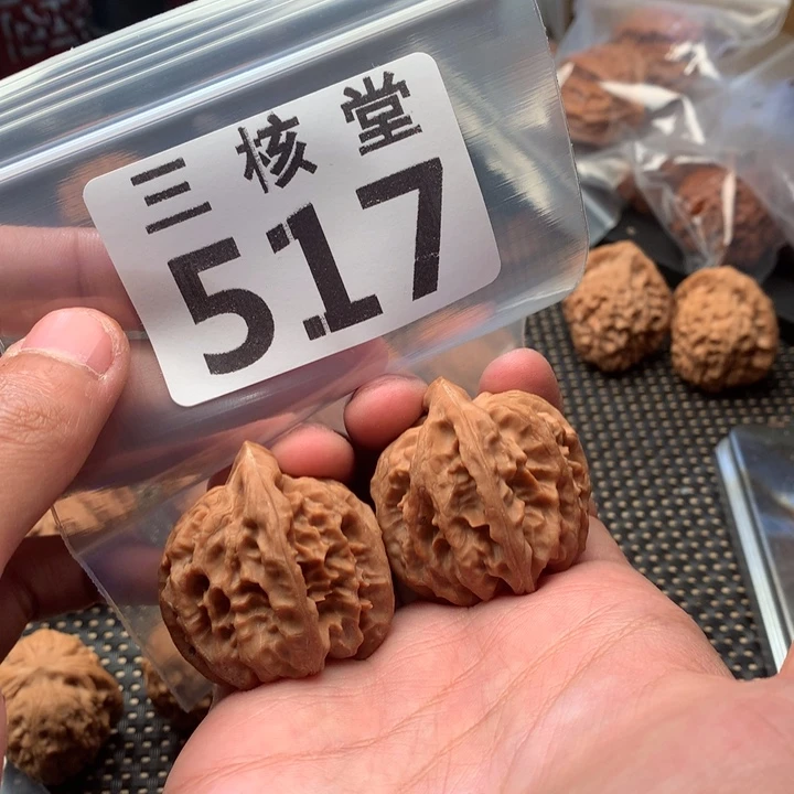 文玩核桃把件大龙