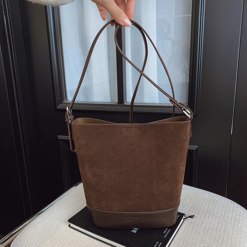 包包女士流行复古磨砂面小包包女新款百搭美拉德斜挎包通勤水桶包