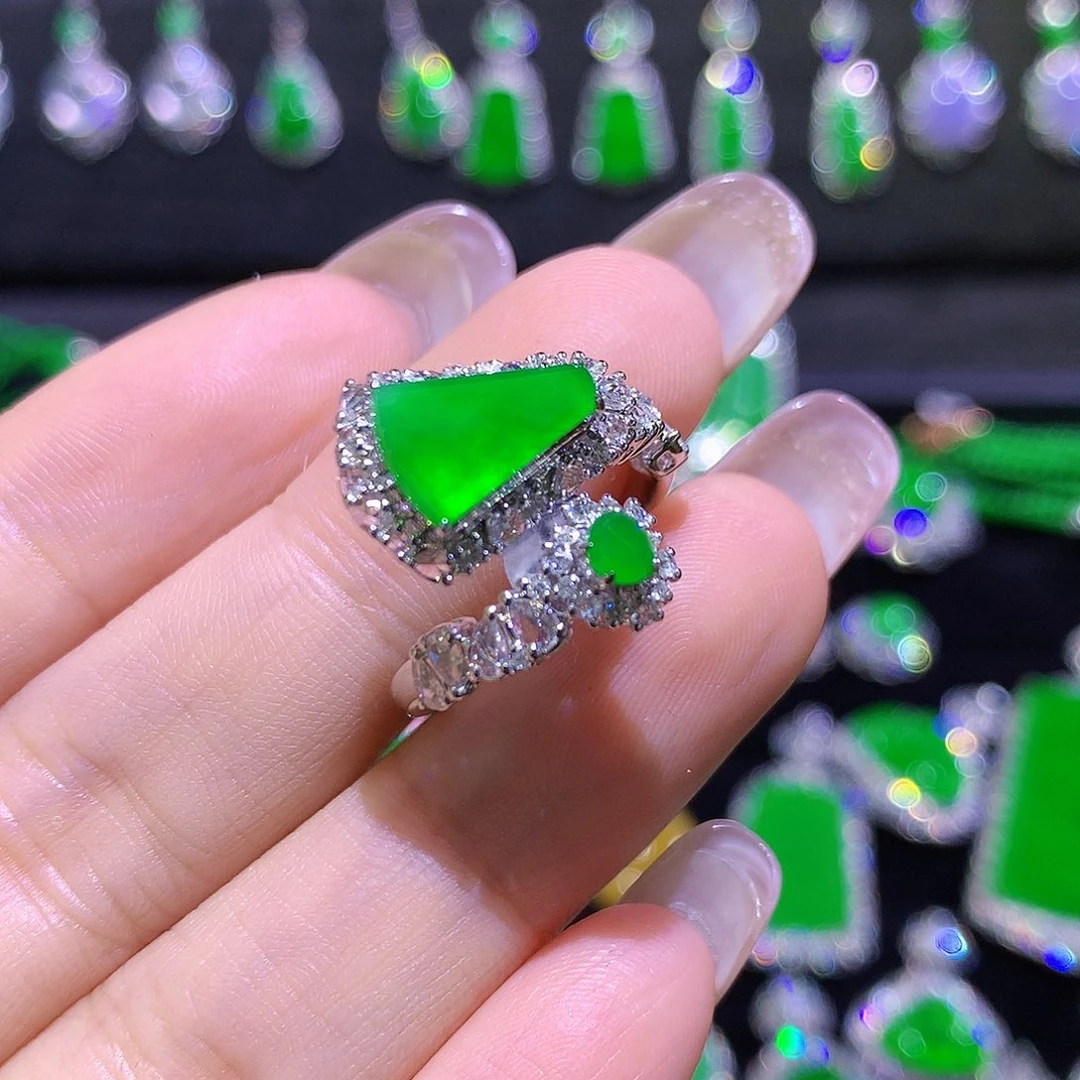 翡翠18K金镶嵌戒指高冰满绿无事牌