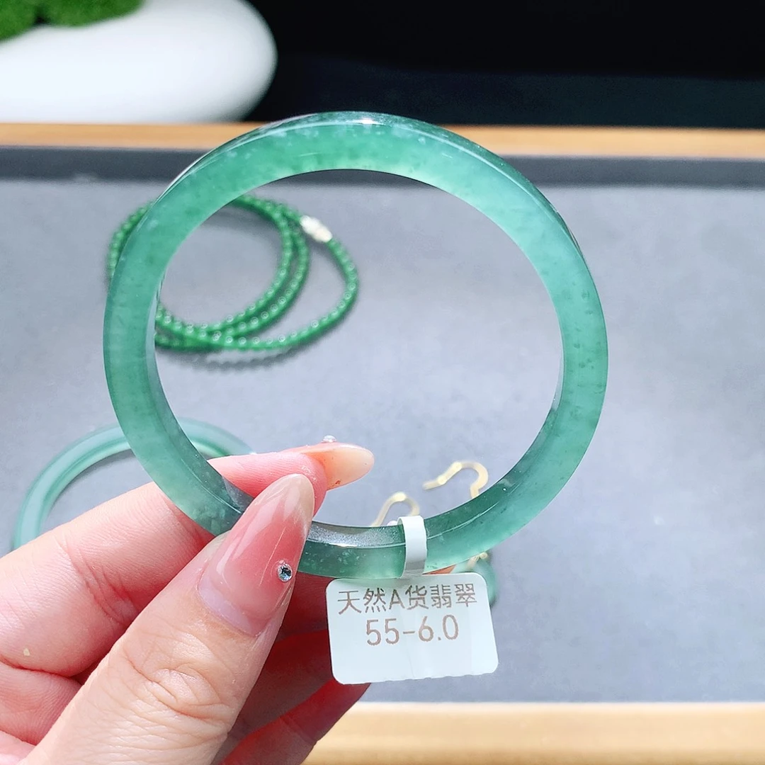 未镶嵌手镯（圆镯）翡翠