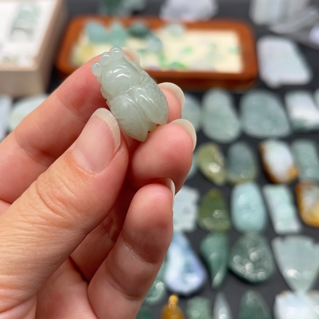 翡翠未镶嵌颈饰一鸣惊人