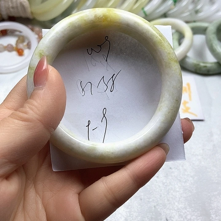 石英质玉未镶嵌手镯
