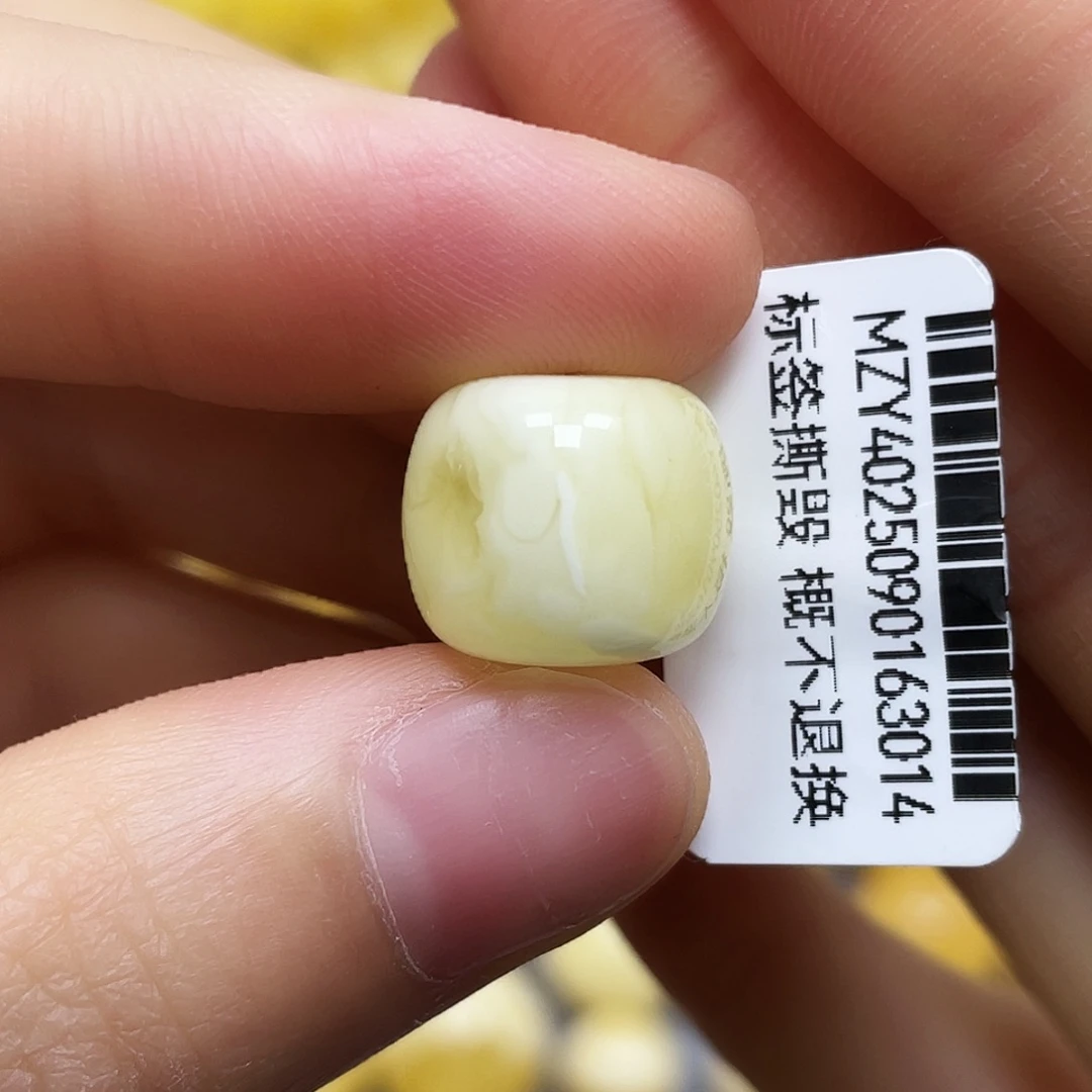 蜜蜡未镶嵌裸石13.4*11.6mm.瑕