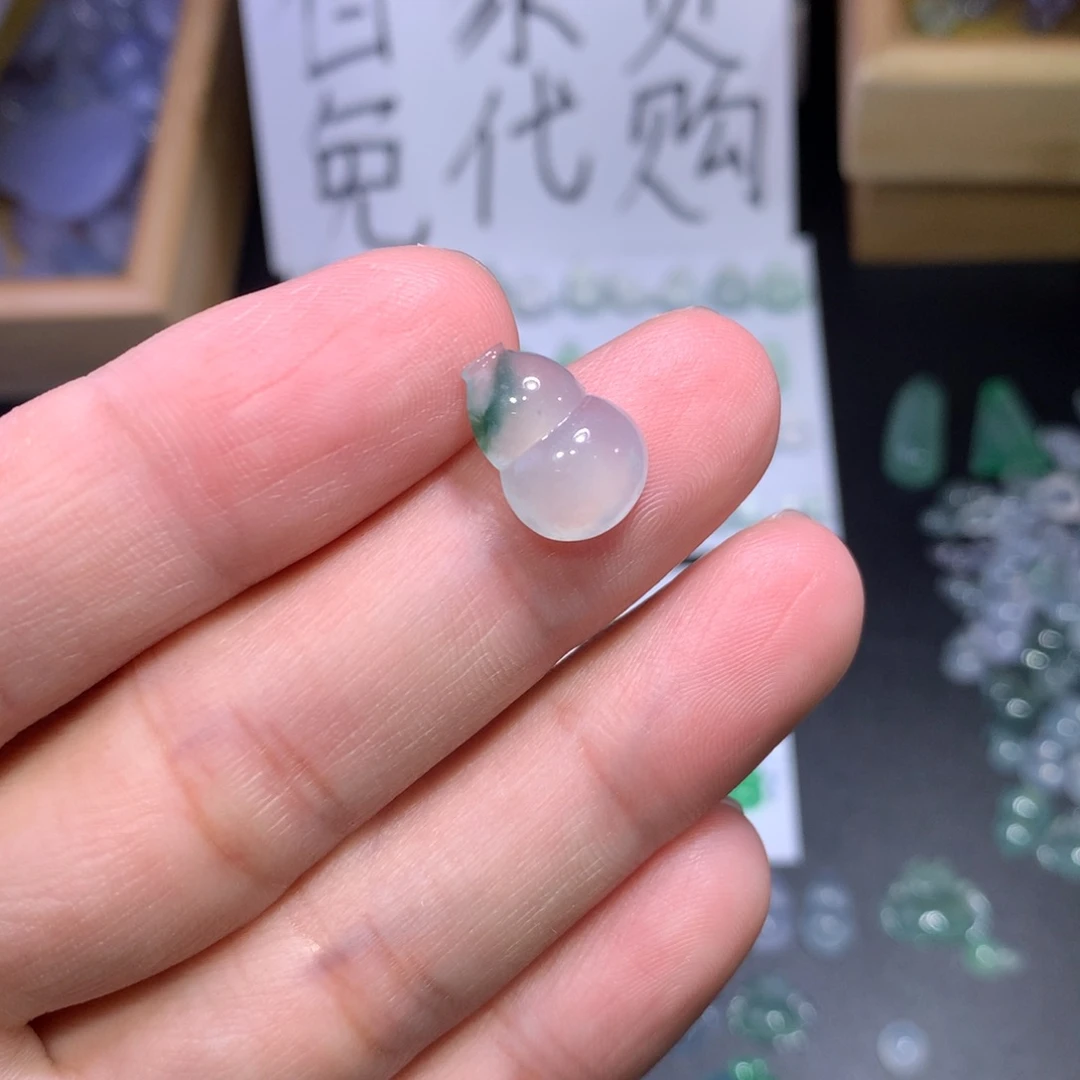 翡翠未镶嵌颈饰葫芦