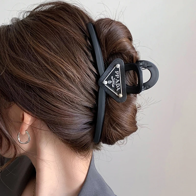 p家发夹女后脑勺高端三角标抓夹高级感2023网红爆款夏天鲨鱼夹子