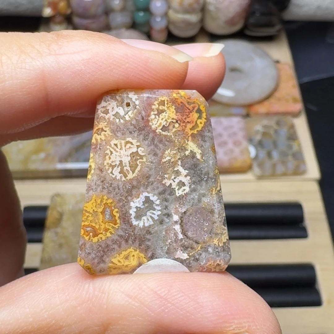 石英质玉未镶嵌闪闪浓郁共生