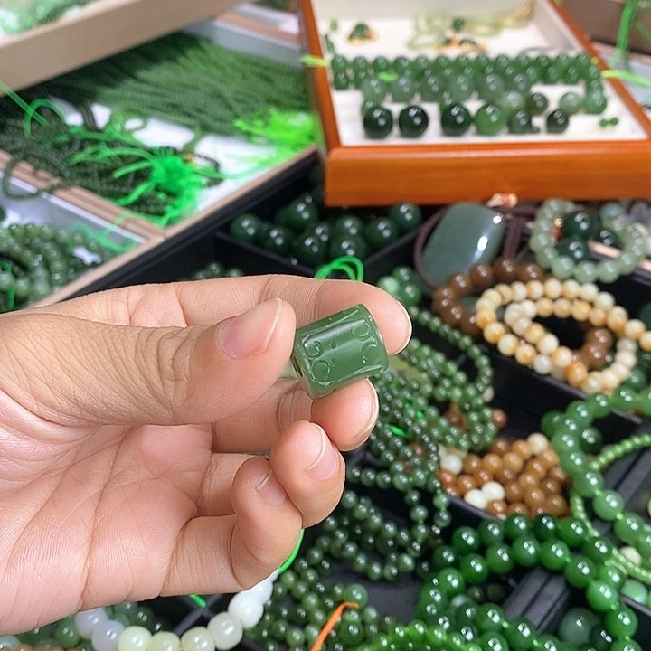 和田玉（糖玉）颈饰未镶嵌