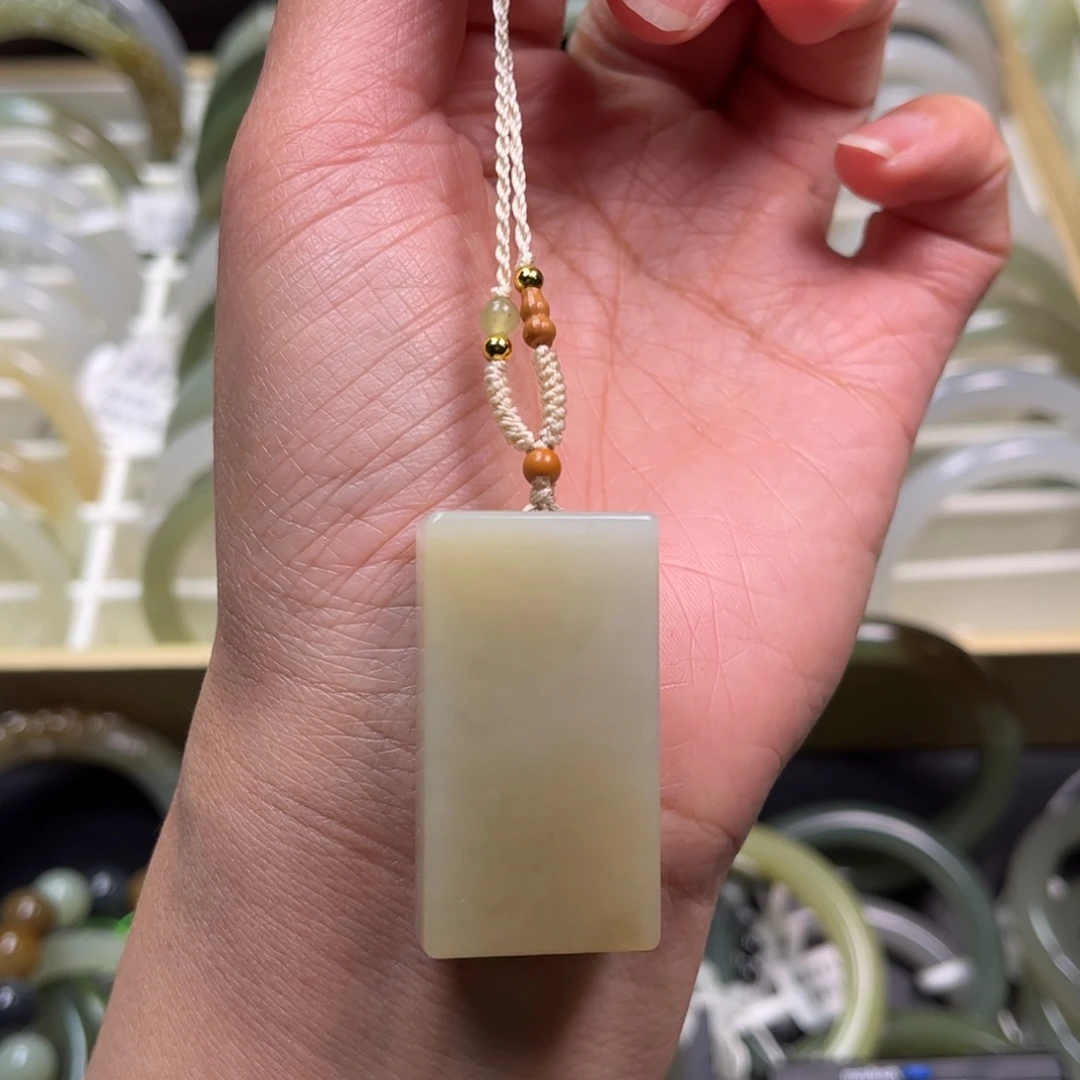 和田玉未镶嵌吊坠(赠链)