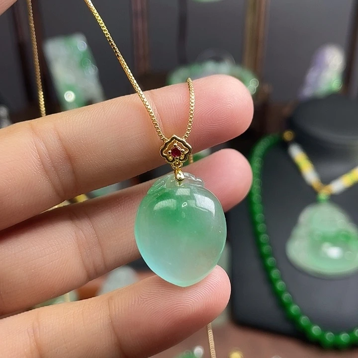 翡翠未镶嵌吊坠(赠链)